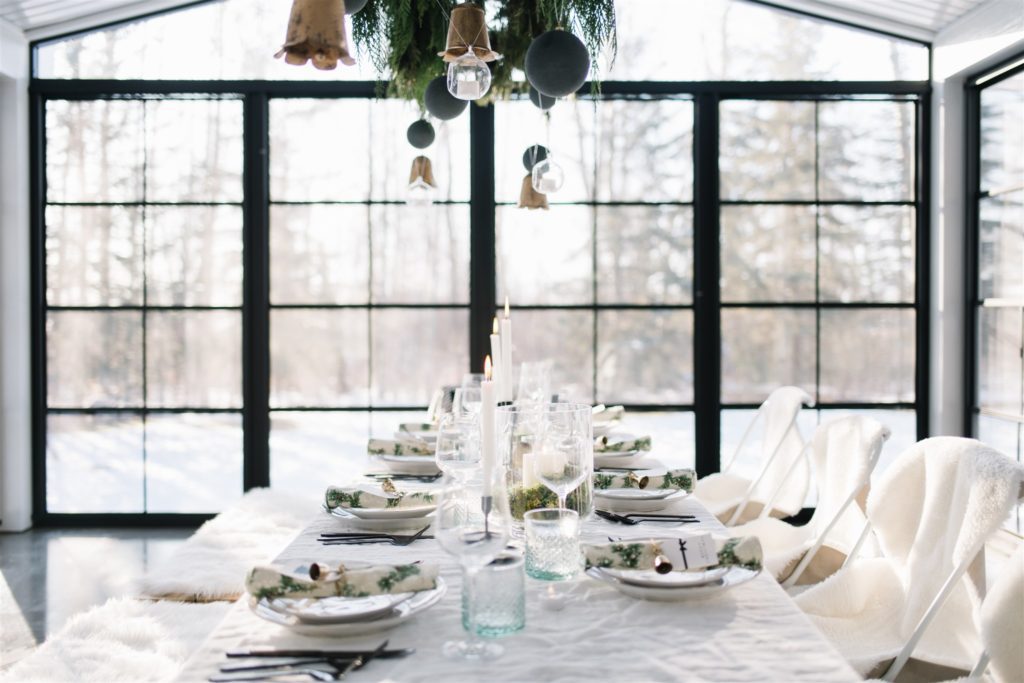 A minimal and fresh Christmas table