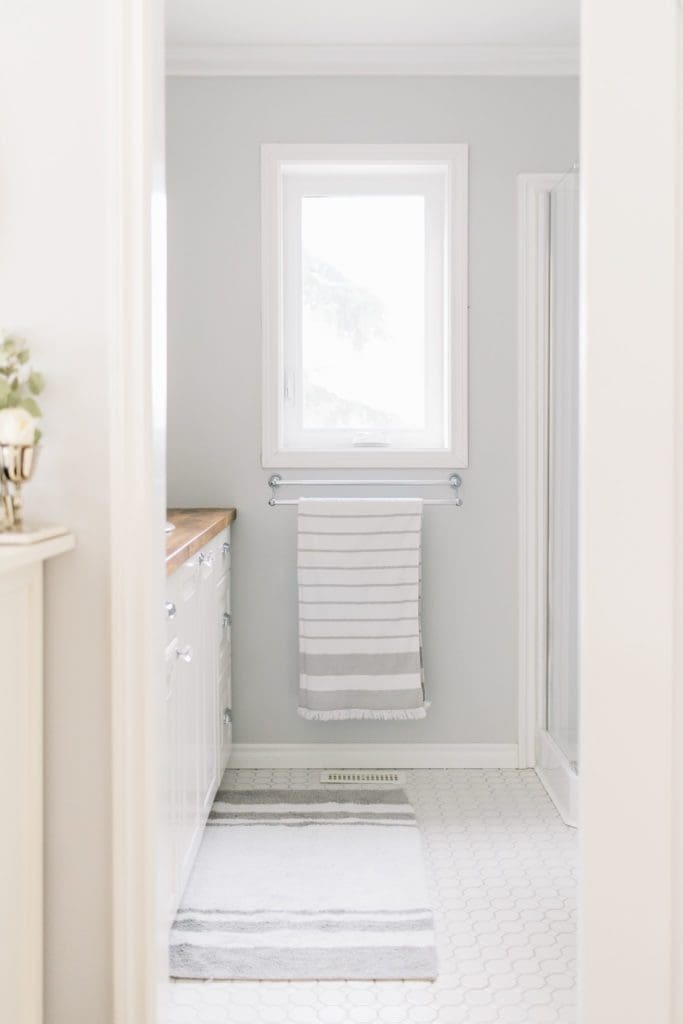 A small master en suite bathroom