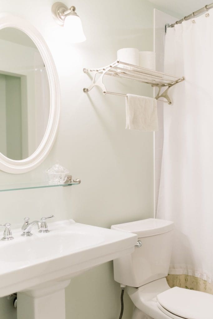 Simple White bathroom