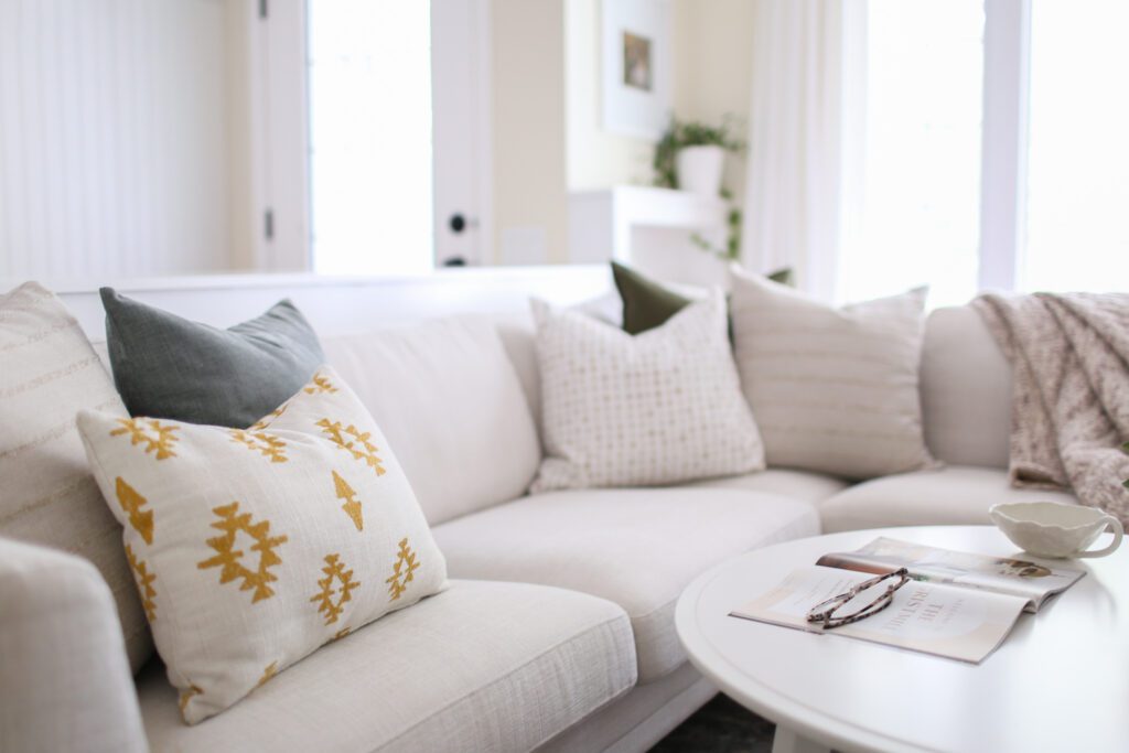 styling throw pillows on a sectional